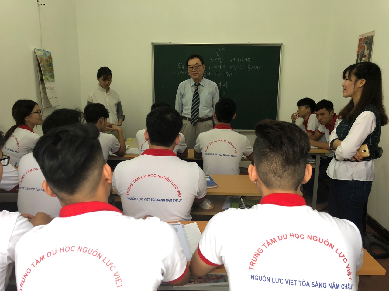 Thầy Suk Ho Song - Chủ tịch Hiệp hội giáo dục quốc tế và giao lưu văn hóa đến thăm Trung tâm Du học nguồn lực Việt